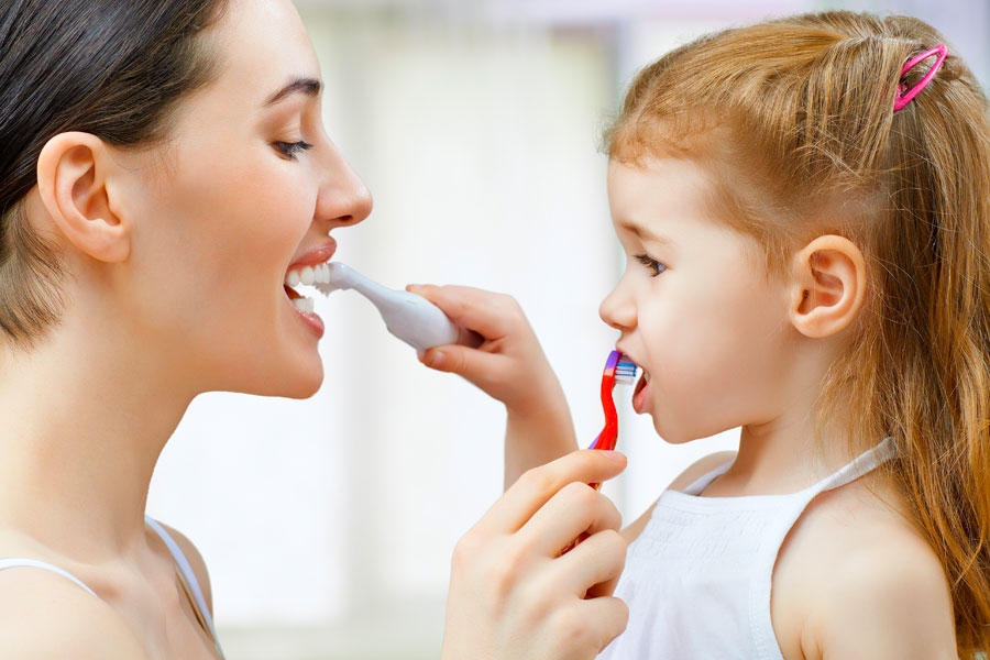 Come lavare i denti ai bambini: consigli utili per la salute orale